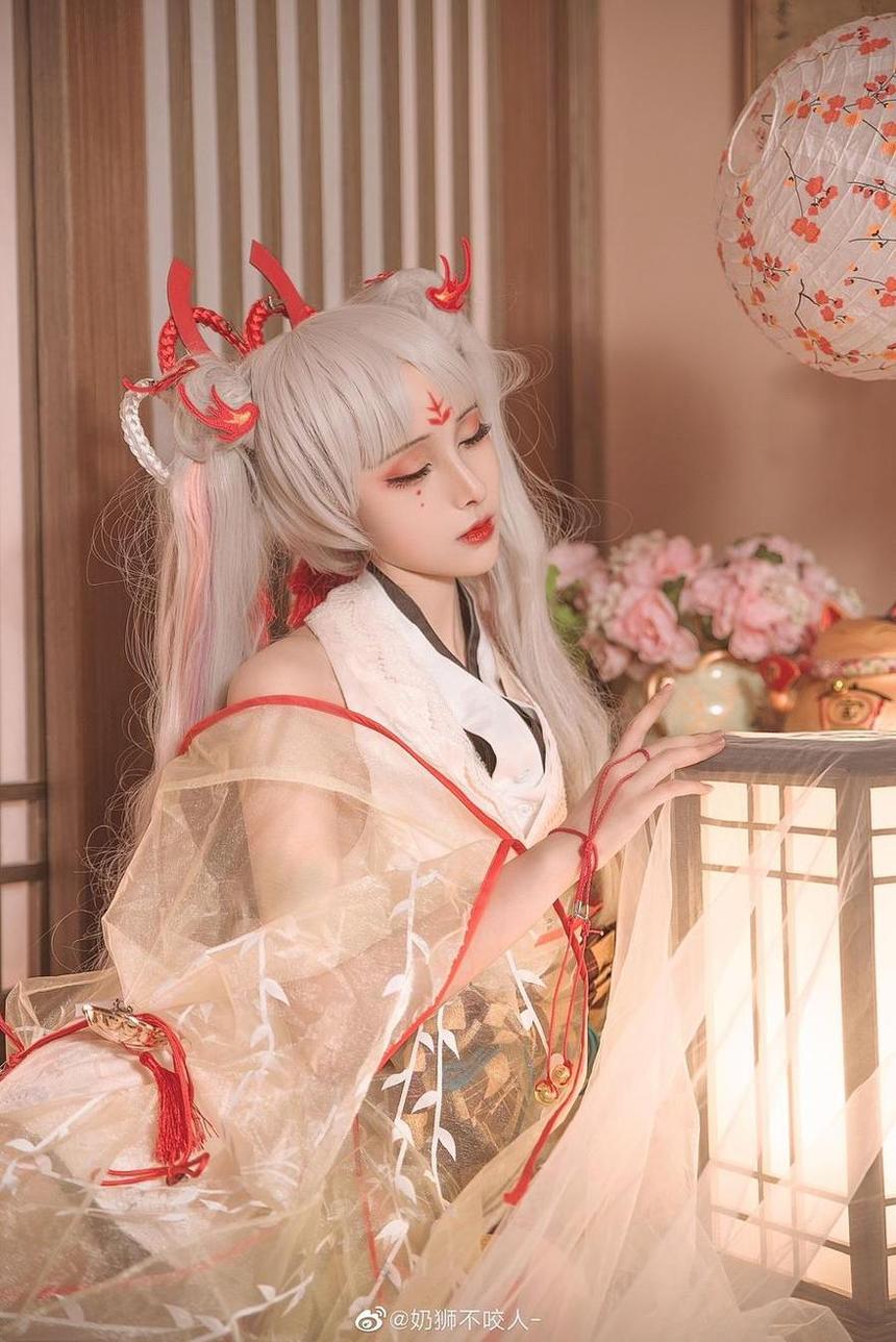 奶狮不咬人cos，耀眼登场，夜空之花闪耀